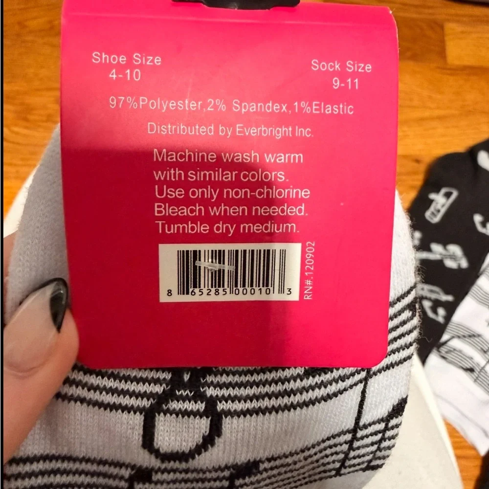 Musical Note Socks - Black and White - Picture 3 of 3